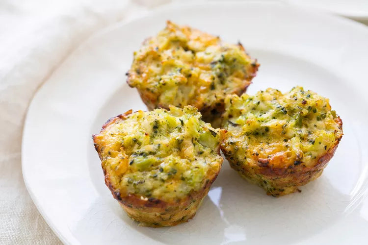 Bouchées d'œufs au brocoli et au cheddar