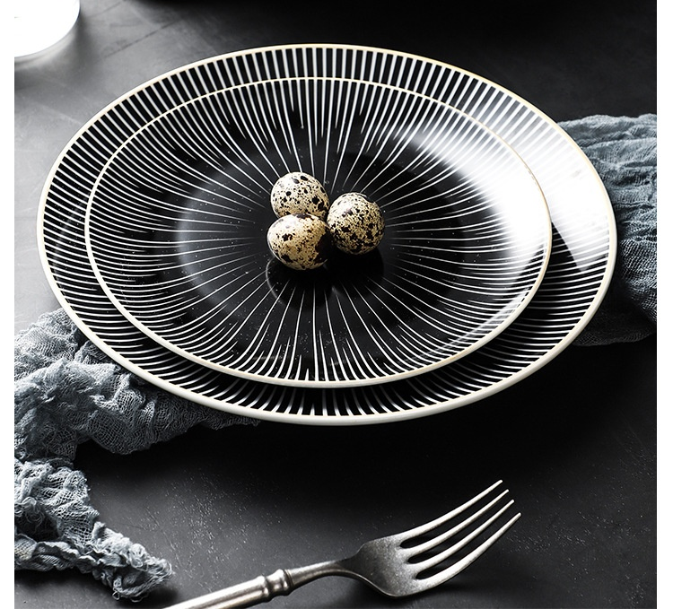 Assiette porcelaine noire | Les lignes blanches | Ustensiles Culinaires