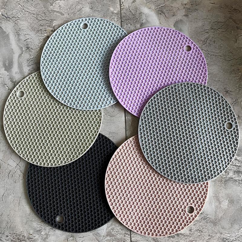 Multifunctional silicone trivet 