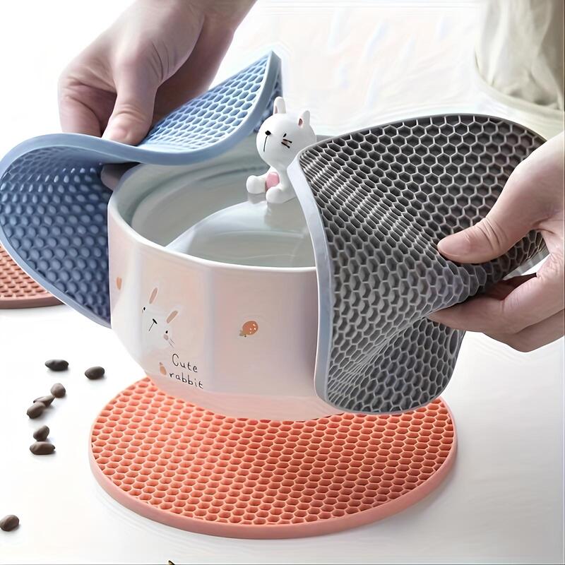 Multifunctional silicone trivet 